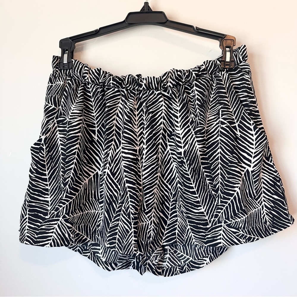 Fab’rik | Black & White Loose Flowy Shorts